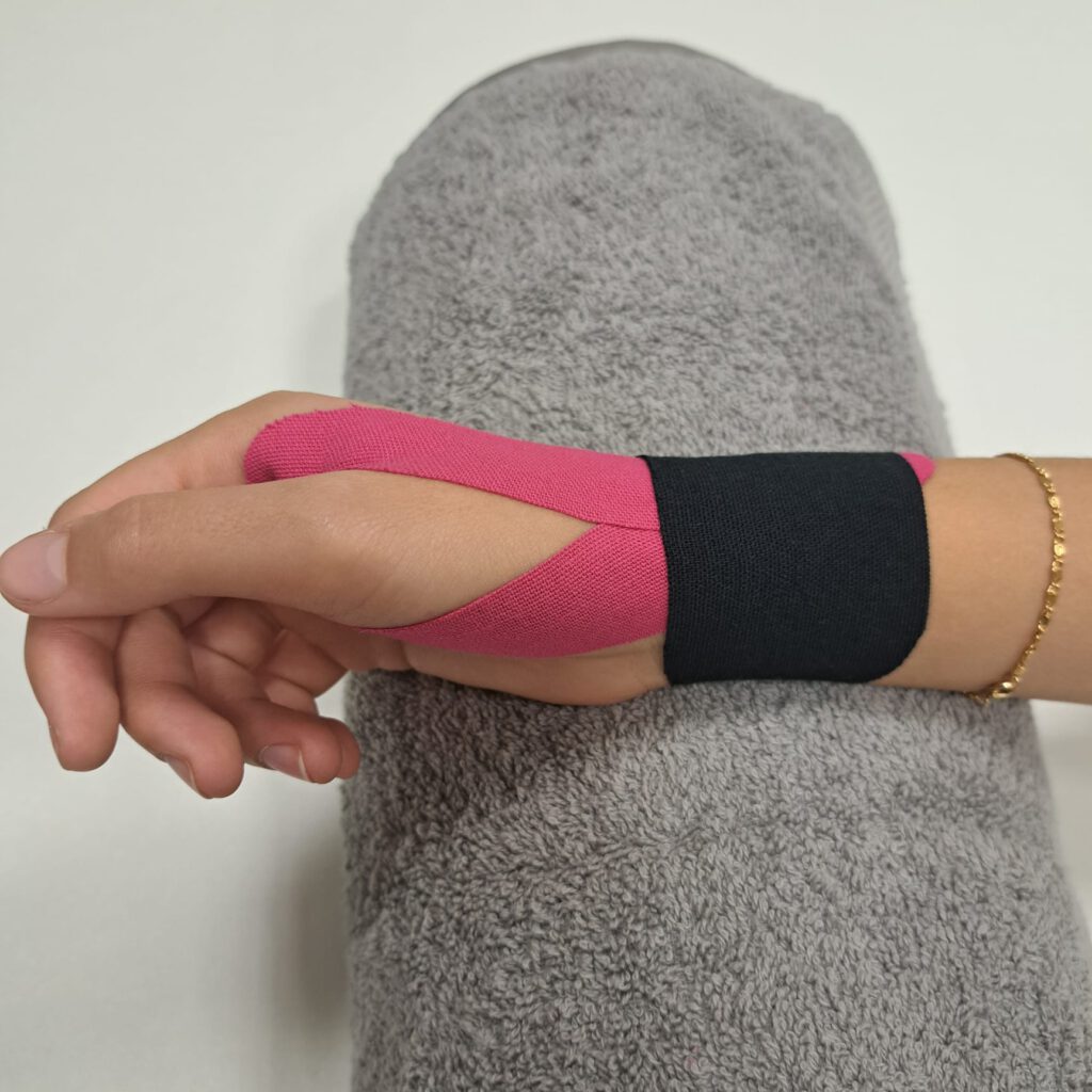 Kinesiologisches Tape am Handgelenk